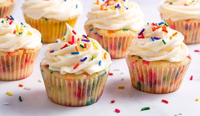 CUPCAKE DECORATING!
