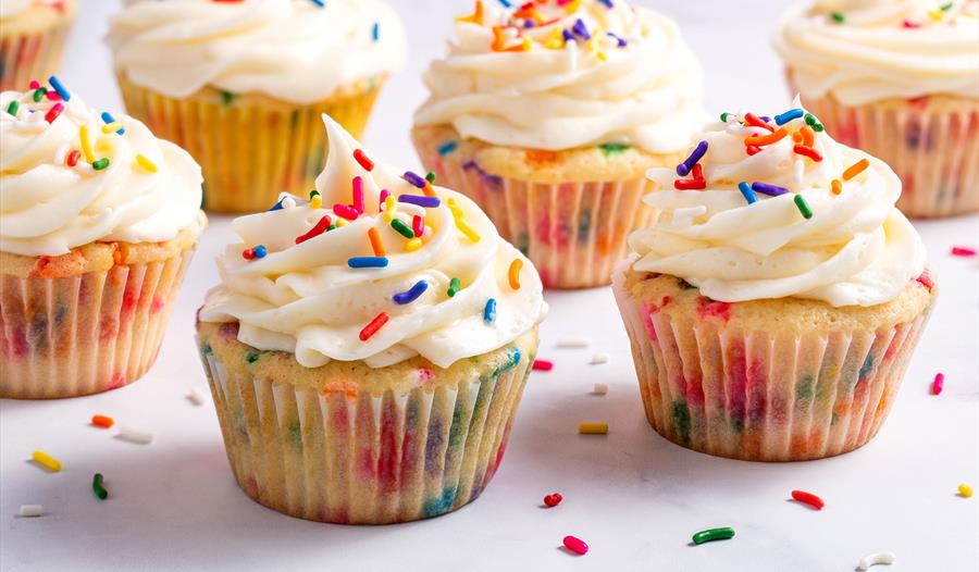 CUPCAKE DECORATING!