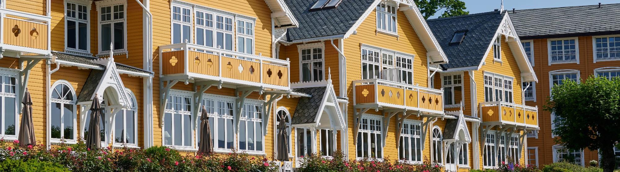 Stay in a fjord hotel in beautiful surroundings close to Bergen.