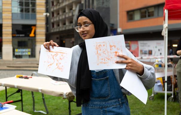 Artist Haseebah Ali leads a printmaking workshop, The Migrant Festival 2021