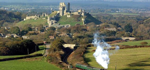 Train past Corfe Castle