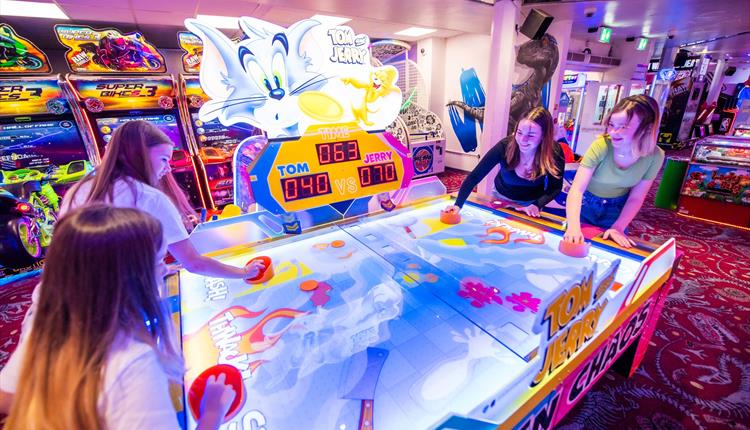 Arcade with family playing Tom & Jerry