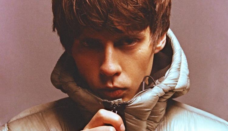 picture of the artist Jake Bugg in a puffer jacket
