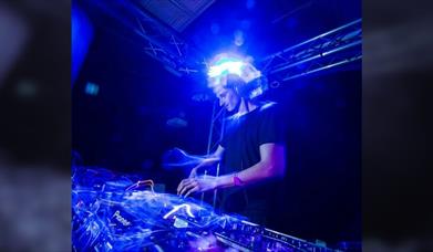 Ez Junglin Presents Dwarde