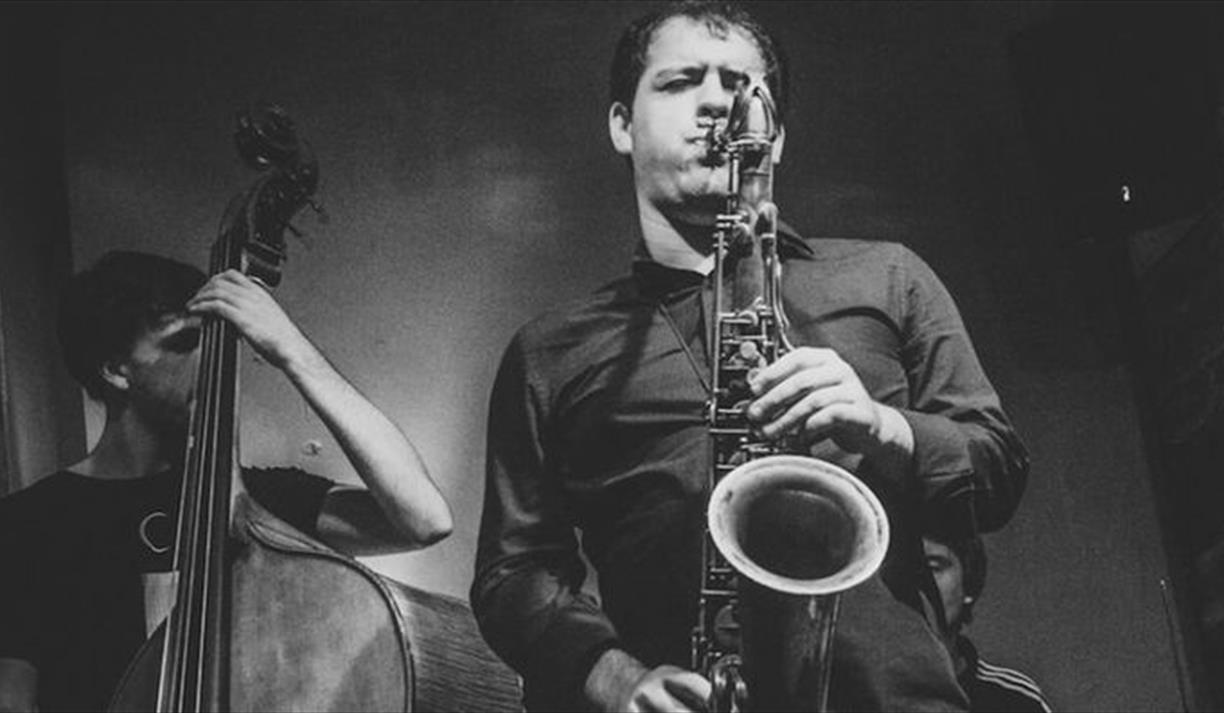 Enrique Thompson (sax) '' with The Neal Richardson Trio