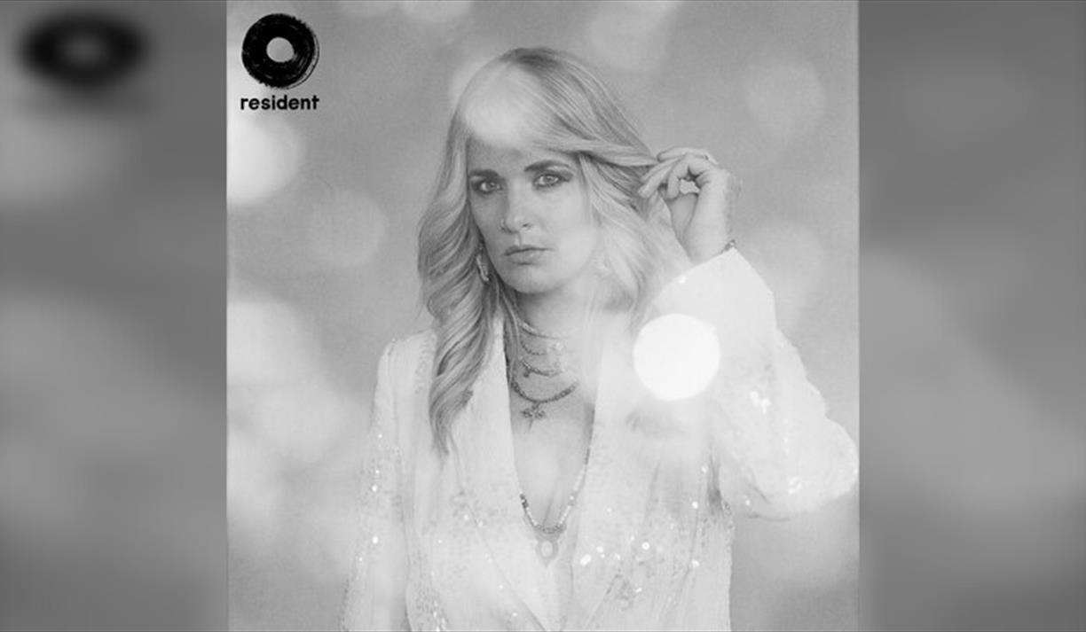 Elles Bailey: Live + Signing