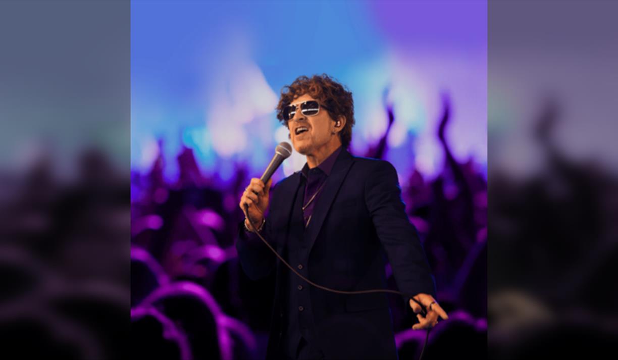 Holding Back the Years: 40 Years of Simply Red