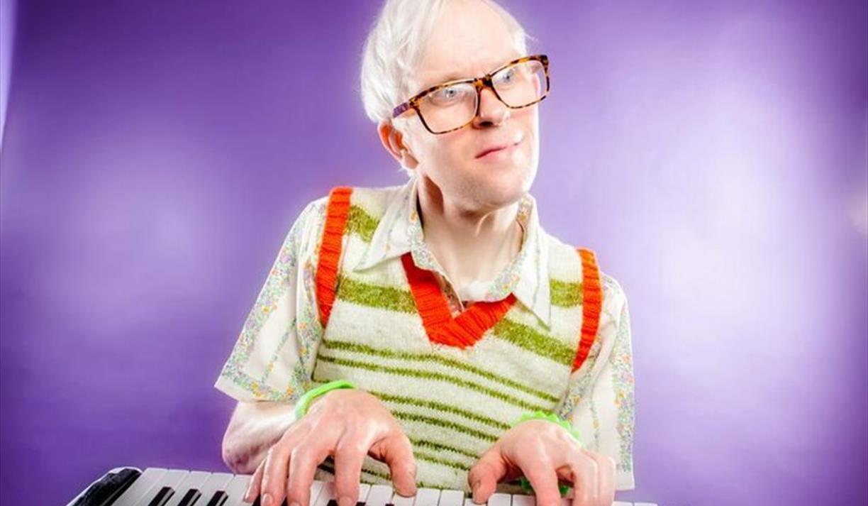 Robert White: 'THAT' Gay Autistic Keyboard Tanktop Comedy Guy!