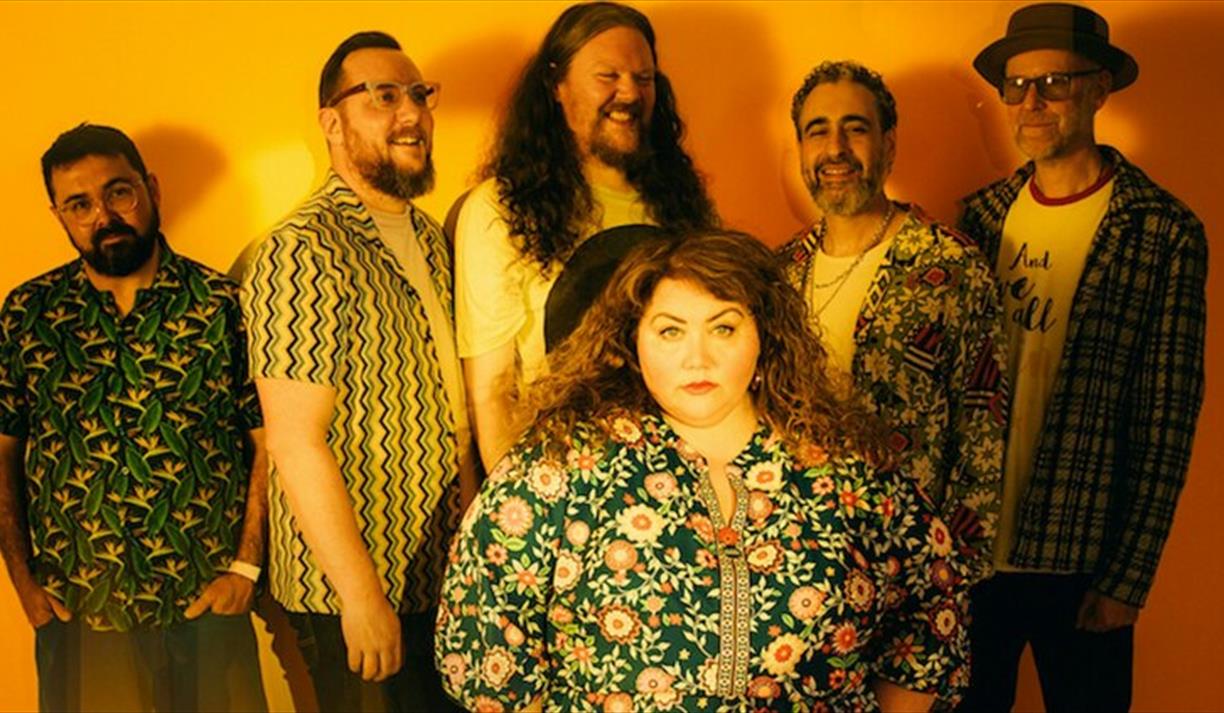 Ríoghnach Connolly & Honeyfeet