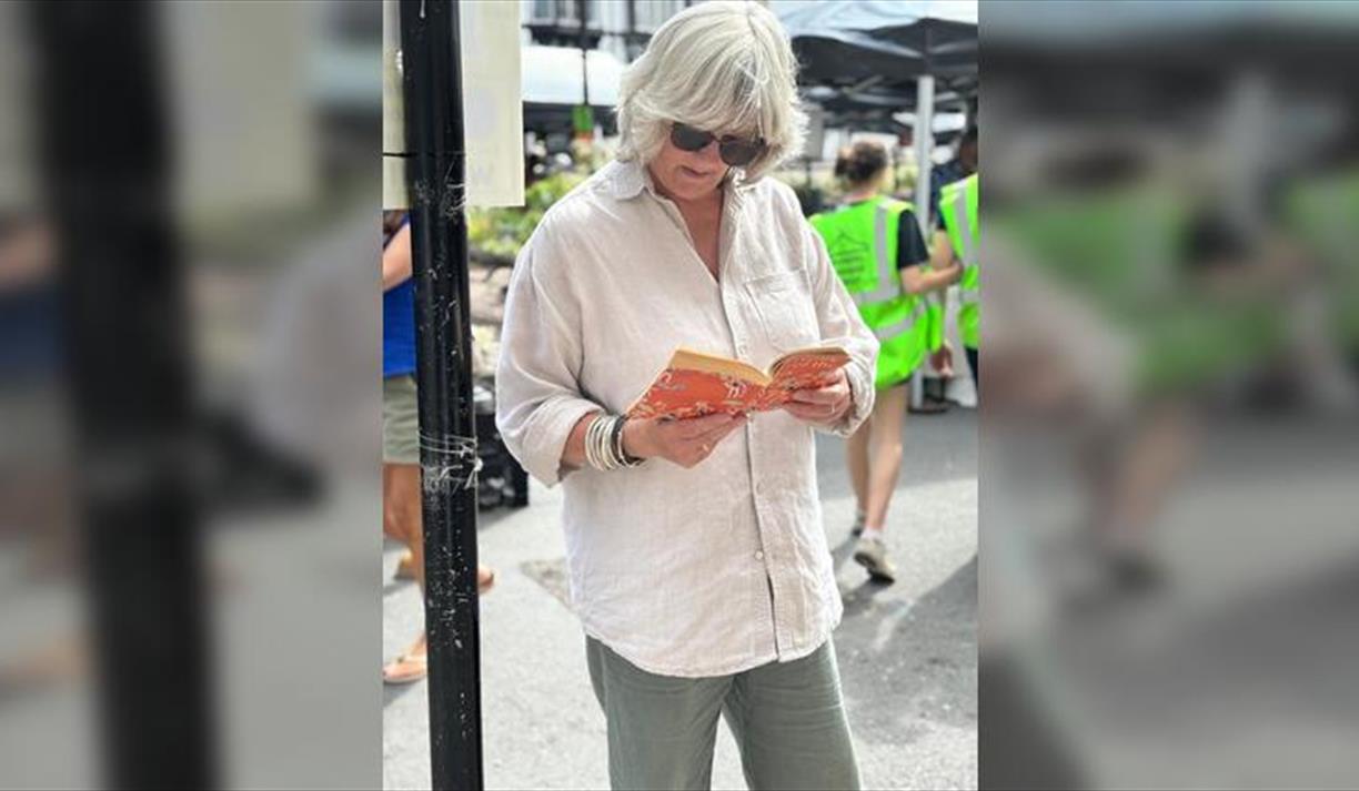Be Seen Reading