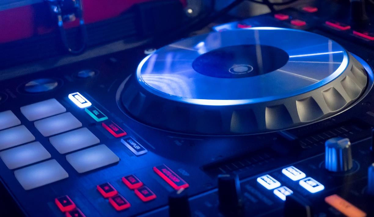 Blue lit turntable with white and red lights