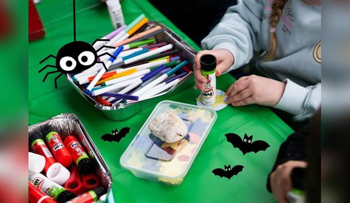 Crafty Kids: Halloween Spooky Spiders and Chatty Bats