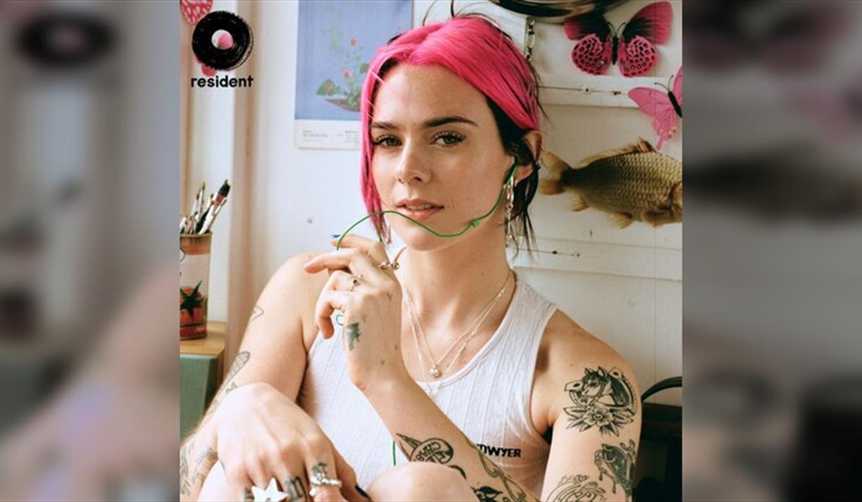 Girli: Live + Signing