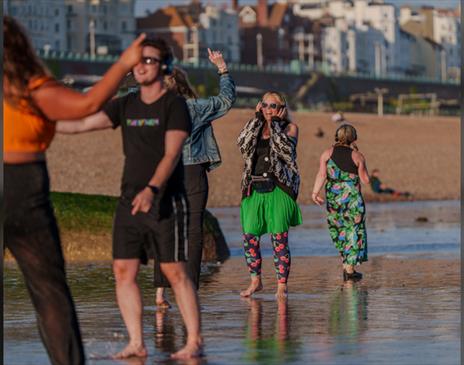 Daylight Disco Club - Low tide silent disco