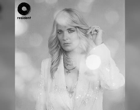 Elles Bailey: Live + Signing