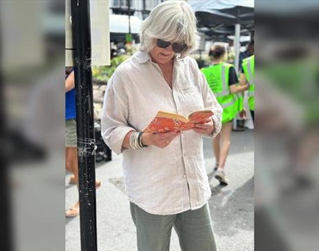 Be Seen Reading