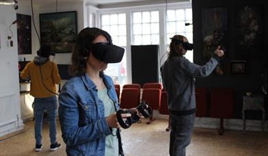 GOVR café - visitors inside virtual room
