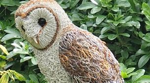 A sculpture of an owl 