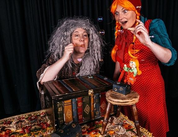 Granny D(oherty)and her grand-daughter, called Wee Girl