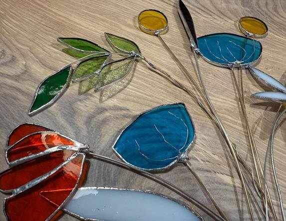 close up of a tiffany glass bouquet of colourful flowers.