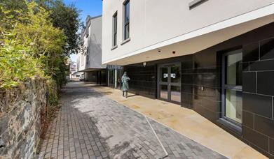 The bushmills courthouse exterior with a statue.