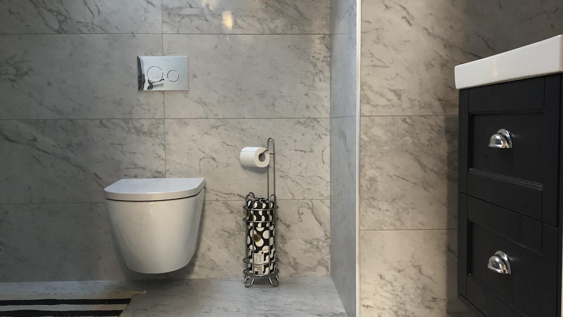 Bathroom toilet