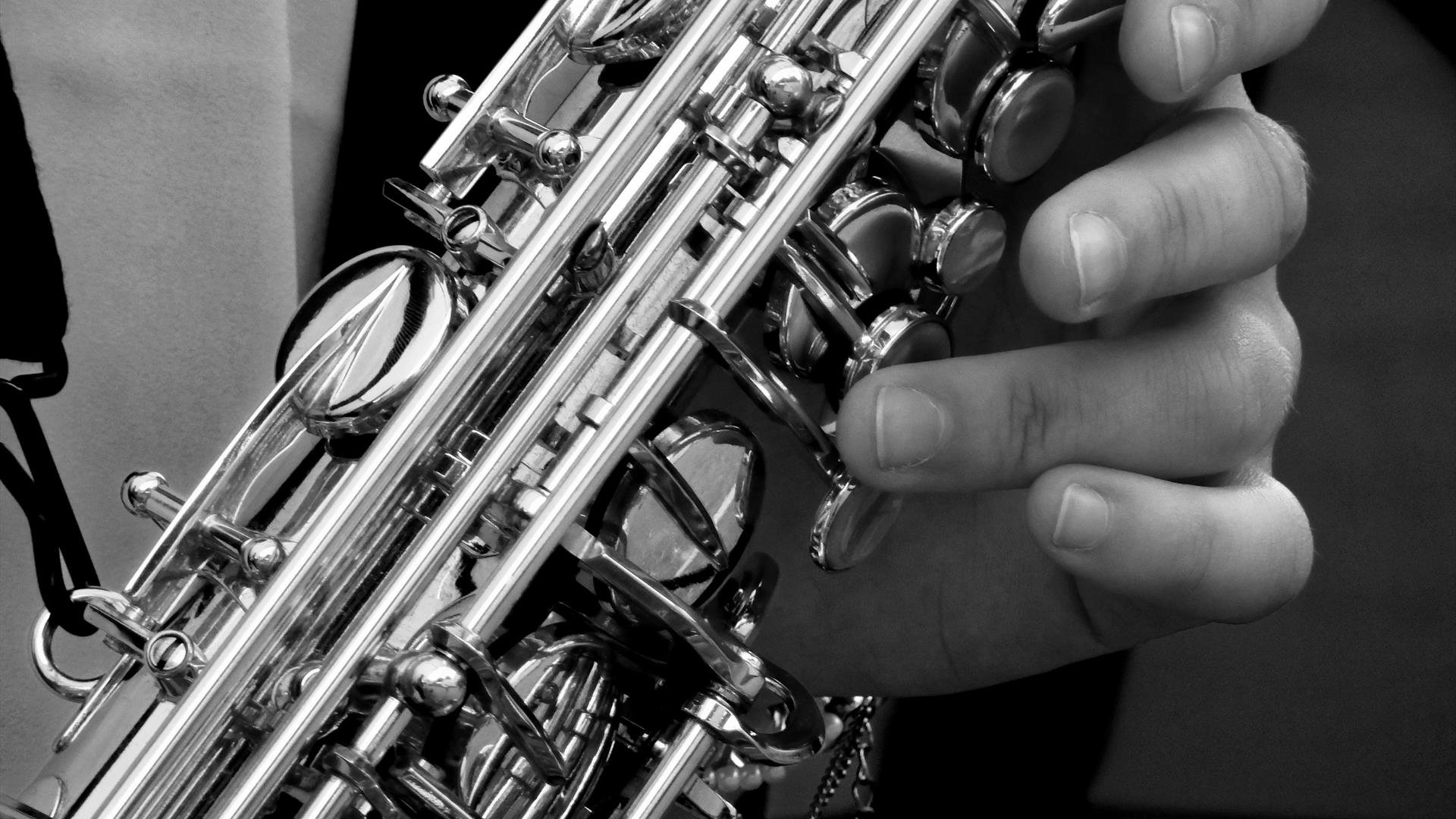 Close up imae ofa saxophone and hands.