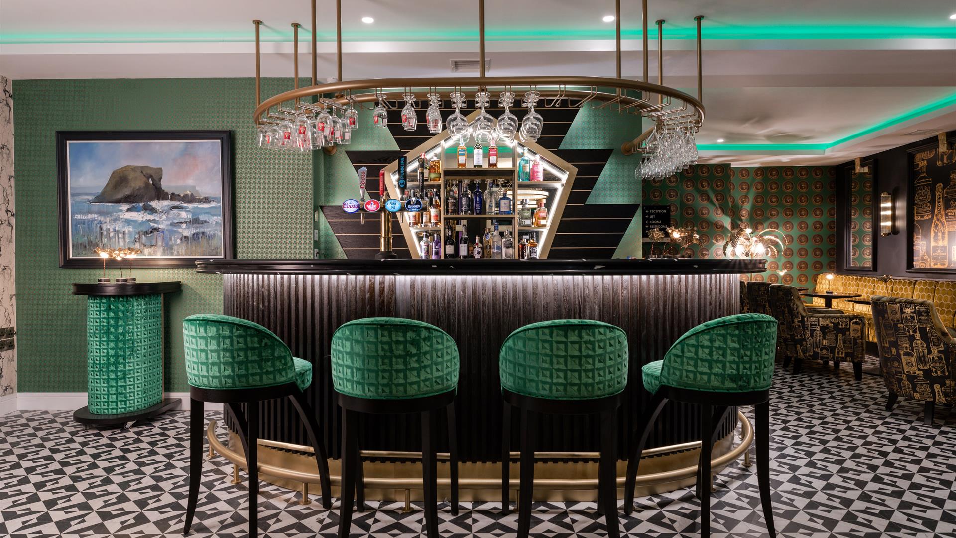 Paint & Sipe with Stephen Whalley