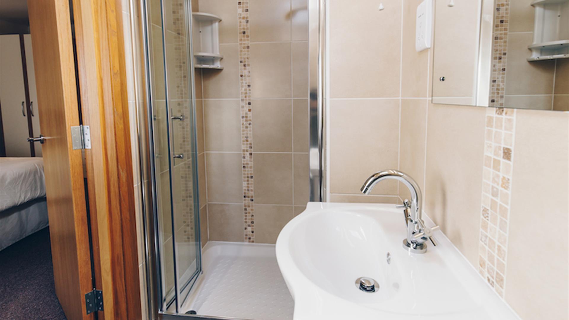 ensuite at No. 4 Strathroy Mews