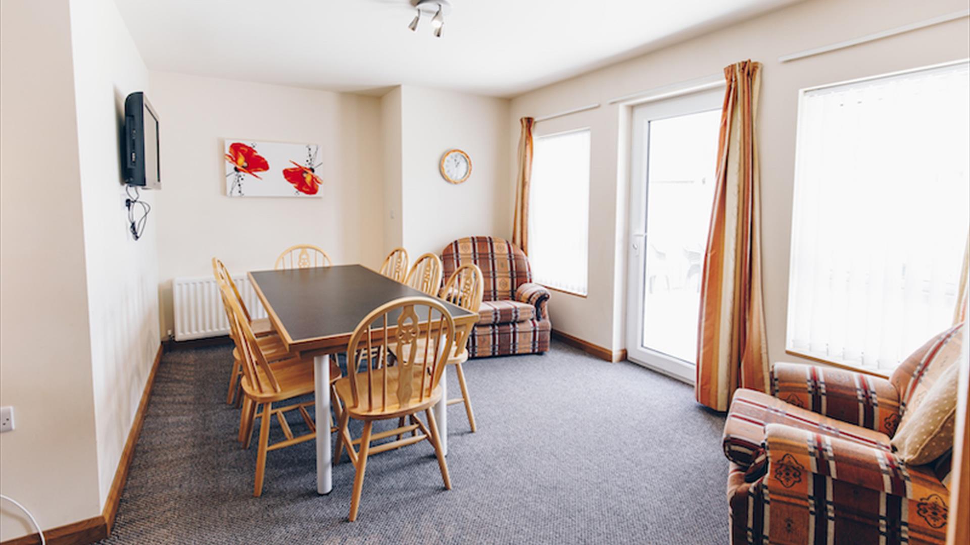 dining area at No. 4 Strathroy Mews