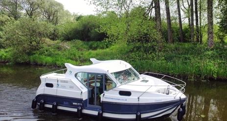 Bann River Cruises
Get outdoors and explore the Bann River.
Holiday at your own pace onboard one of our licensed, well equipped modern vessels.
Full t