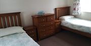 twin bedroom at Kings Country Cottages - Mcguigans