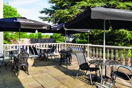 Ramada by Wyndham Cheltenham - outdoor seating