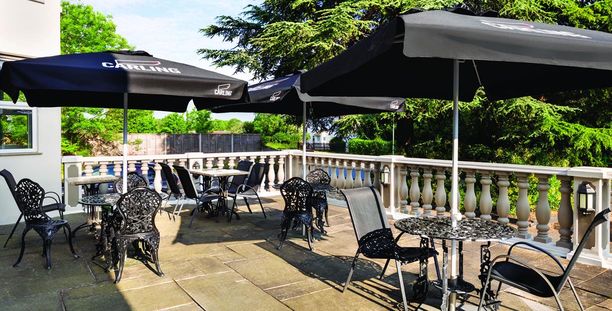 Ramada by Wyndham Cheltenham - outdoor seating