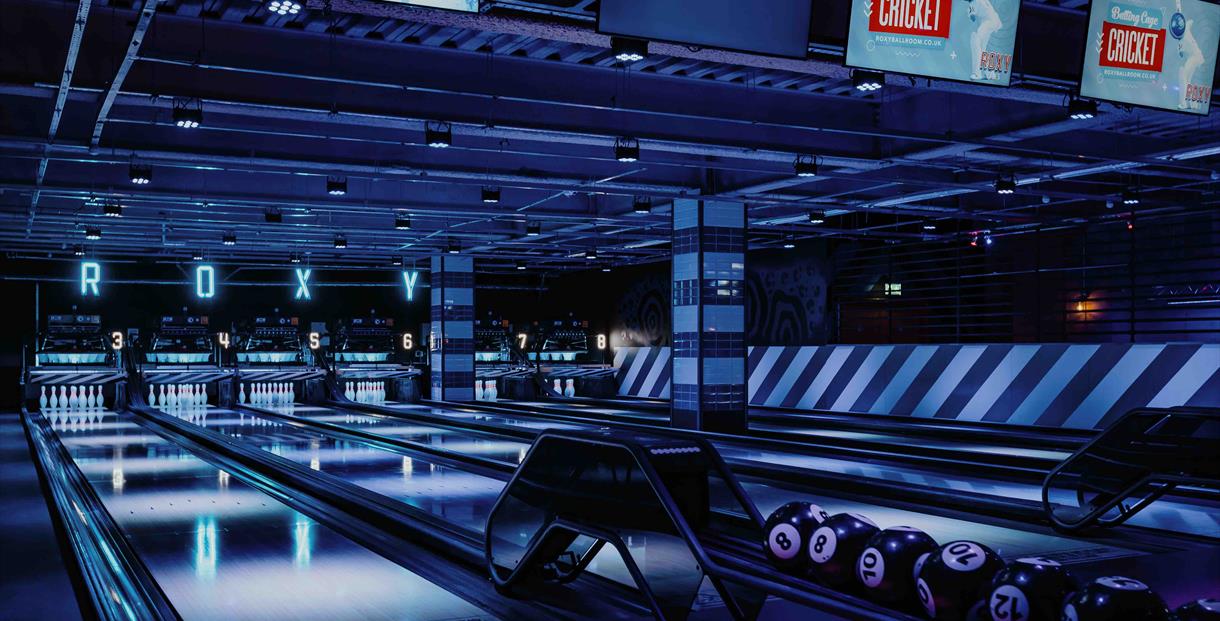 Ten pin bowling alley