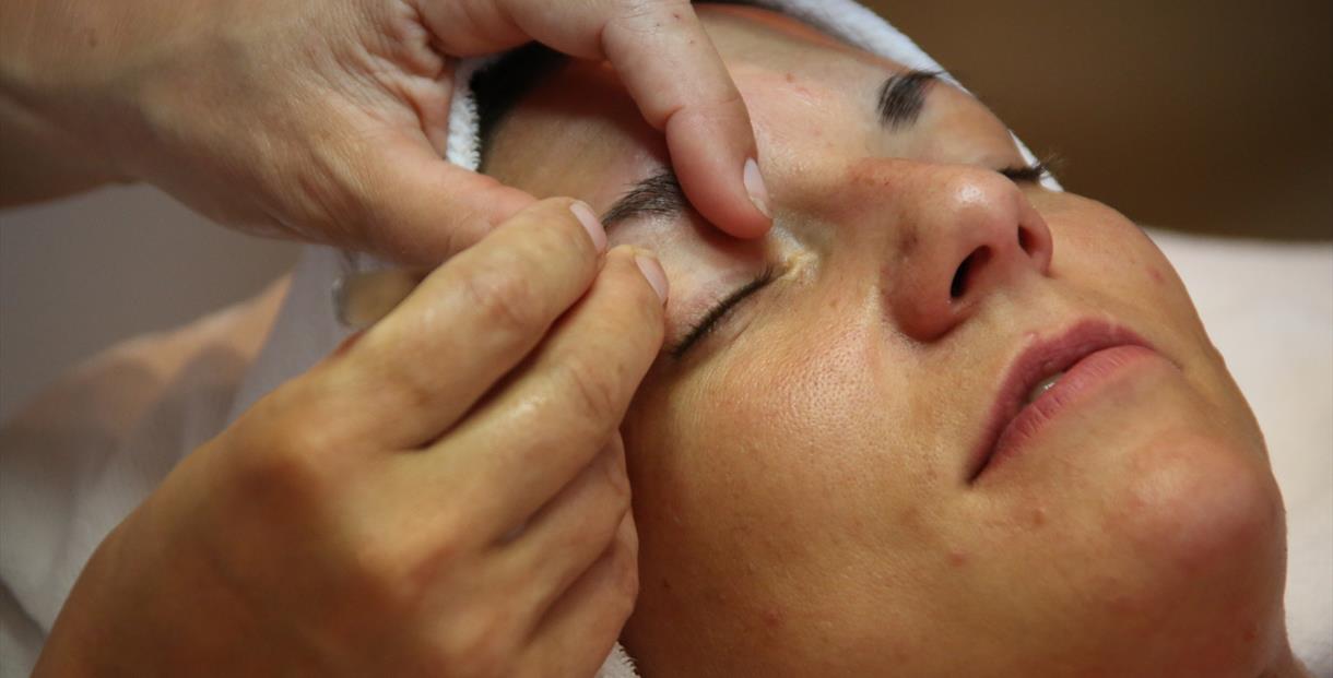 Lady having her eyebrows waxed