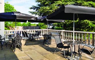 Ramada by Wyndham Cheltenham - outdoor seating
