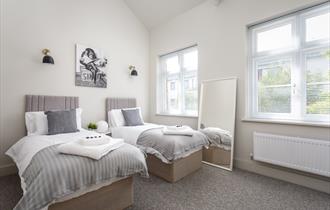 Twin bedroom in Oxford Passage apartment