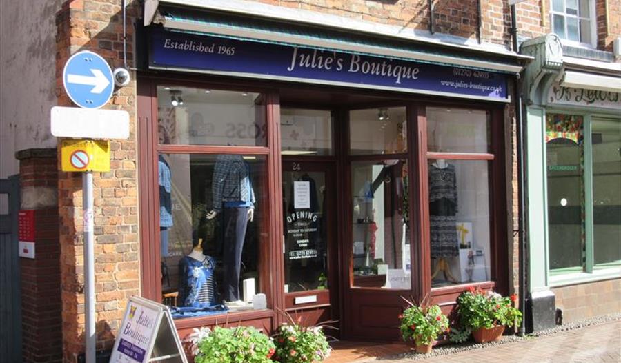 image of the outside of julies boutique with flowers outside the door