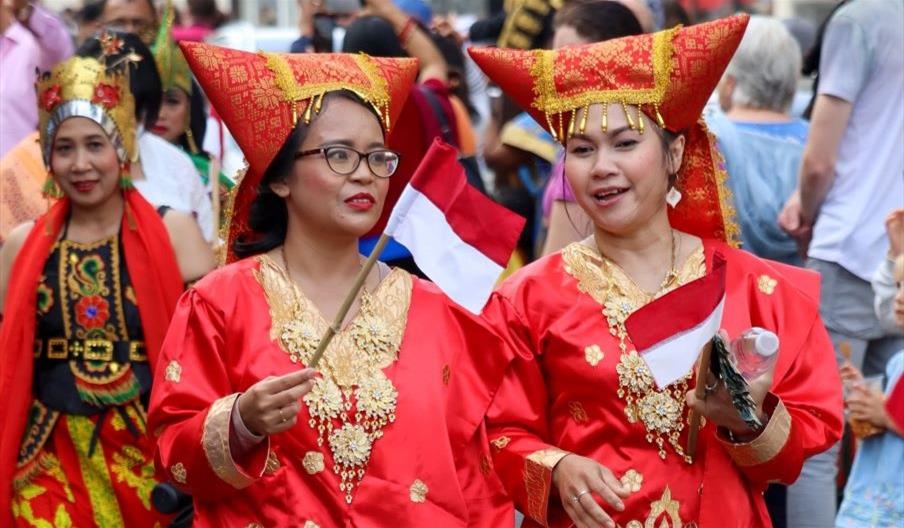 2 ladies in traditional dress in the carnival parade