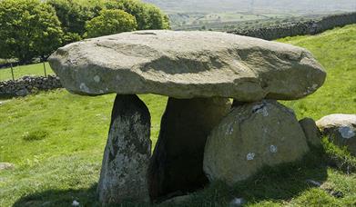 Maen y Bardd, uwchben Rowen, Dyffryn Conwy