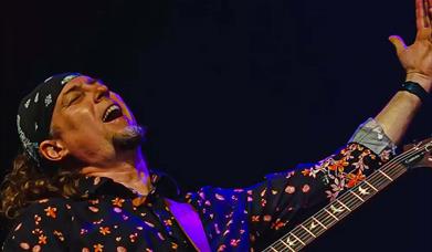 Very Santana yn Theatr Colwyn