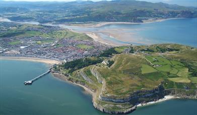 Golygfa o'r awyr o'r Gogarth yn Llandudno