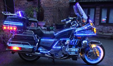 Gorymdaith Sioe Oleuadau Goldwing yn Llandudno