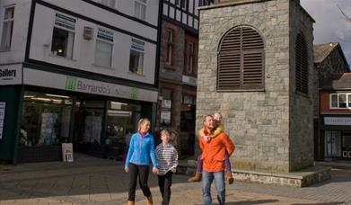 Teulu yn cerdded yn Sgwâr Ancaster, Llanrwst