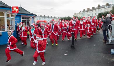 Siôn Corn yn rhedeg ar y Promenâd, Llandudno