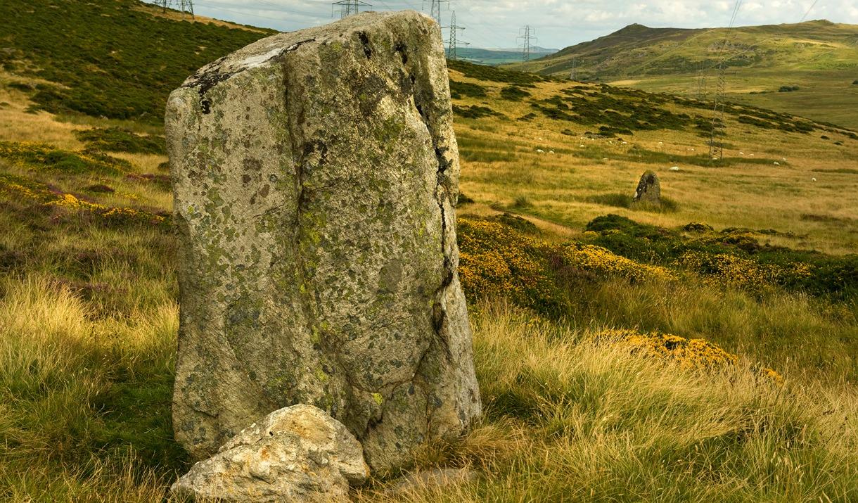 Bwlch y Ddeufaen gyda'r ddwy garreg yn y golwg