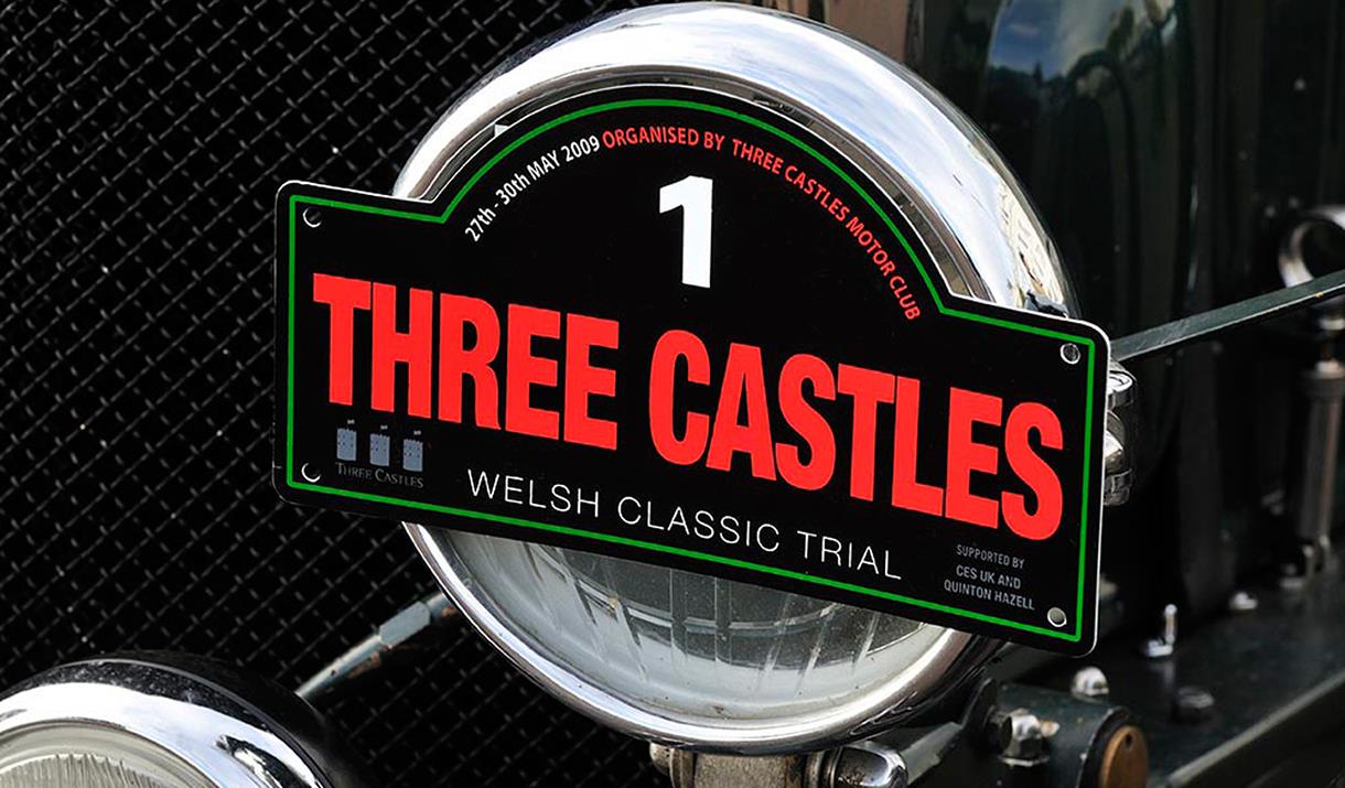 Arwydd y Three Castles ar flaen car clasurol