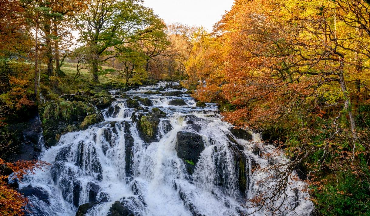 Golygfa o ben y Rhaeadr Ewynnol