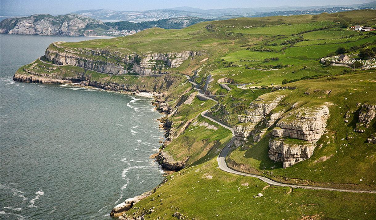 Llun o’r awyr o Marine Drive a’r Gogarth